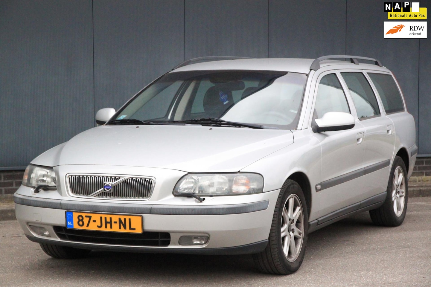 Volvo V70 - 2.4 T Comfort Line Leer/Spoiler/Trekhaak - AutoWereld.nl