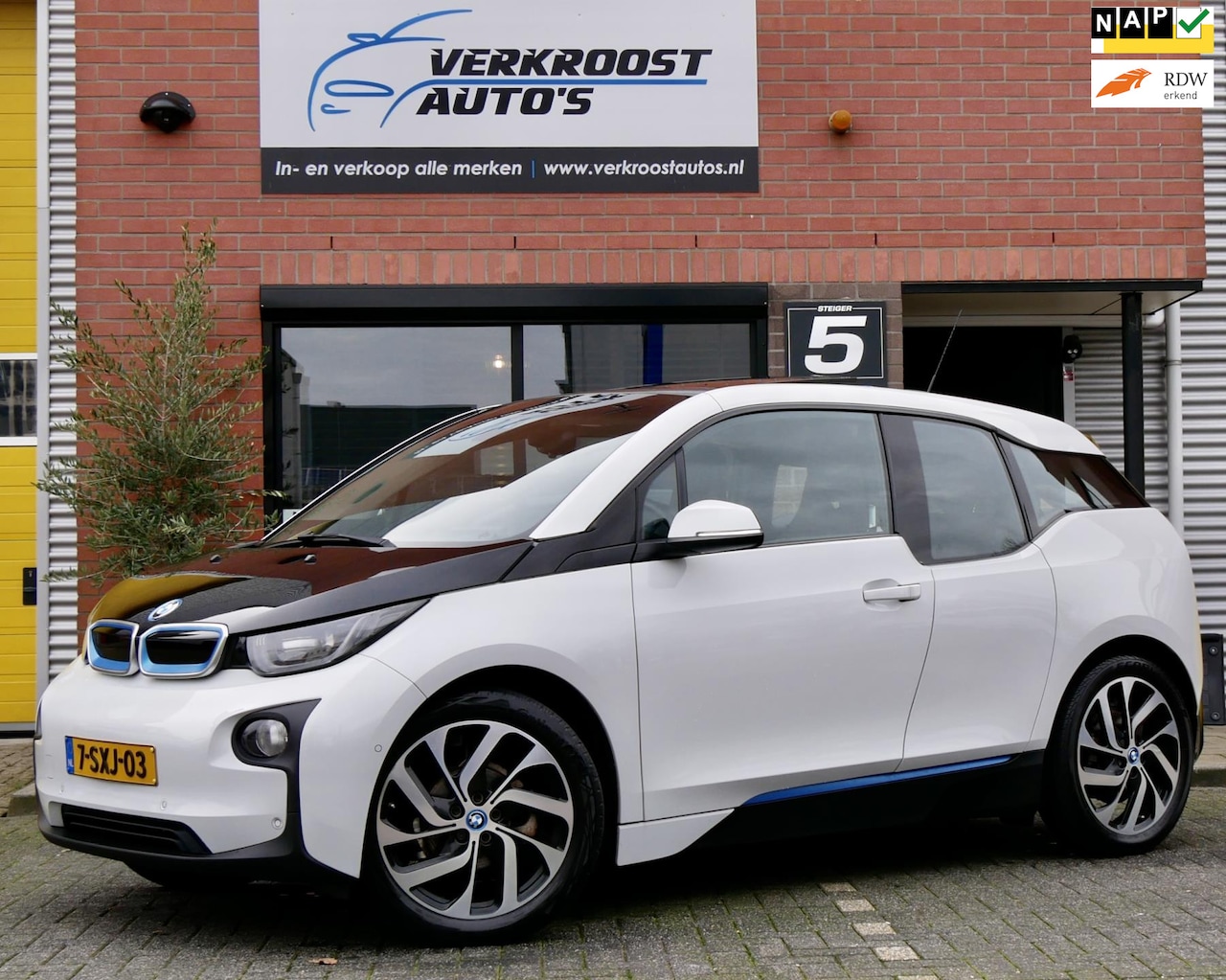 BMW i3 - Comfort 22 kWh. pano. leder. camera. stoelverwarming. zeer mooi - AutoWereld.nl