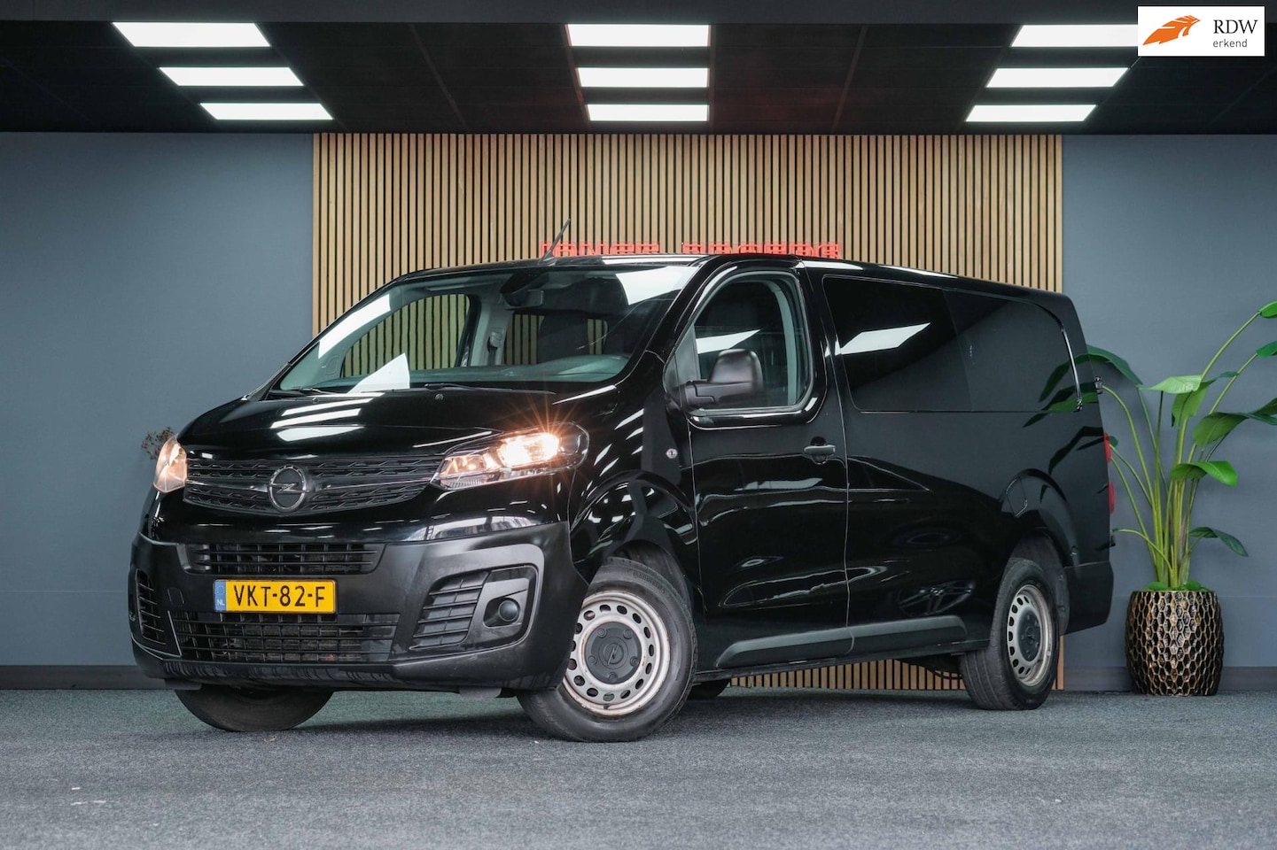 Opel Vivaro - 2.0 CDTI L3H1 DC Edition 2.0 CDTI L3H1 DC Edition - AutoWereld.nl