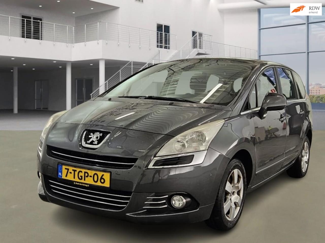 Peugeot 5008 - 1.6 THP Blue Executive 7p. PANO NAVI PSENSOR CRUISE TREKHAAK 2 X SLEUTELS - AutoWereld.nl