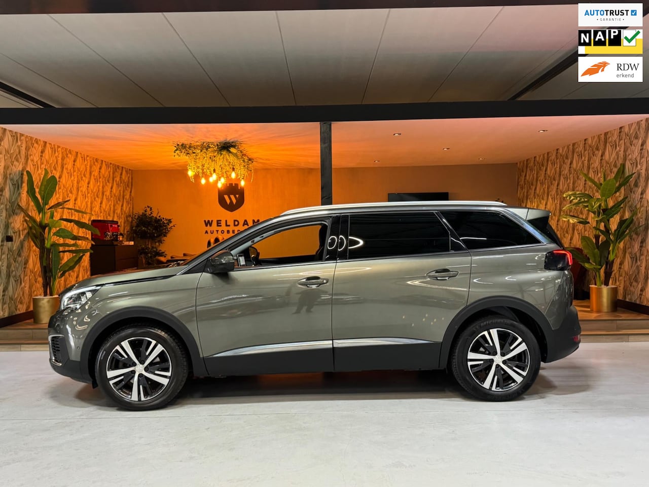 Peugeot 5008 - 1.2 PureTech Allure Garantie Trekhaak 7P CarPlay Cruise Navi AC Dodehoek Sfeer Rijklaar - AutoWereld.nl