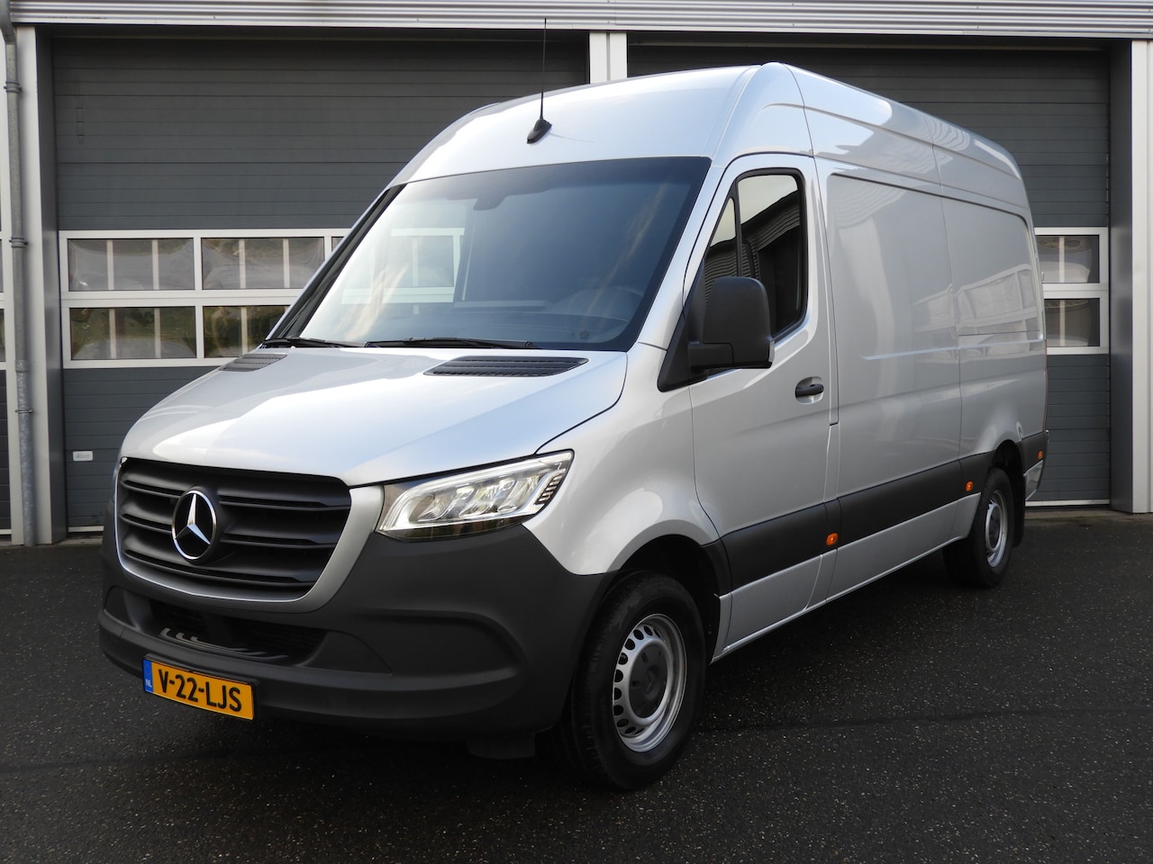 Mercedes-Benz Sprinter - 319 3.0 CDI L2H2 V6 190PK AUT | LED | MBUX | 2.8t TREKHAAK - AutoWereld.nl