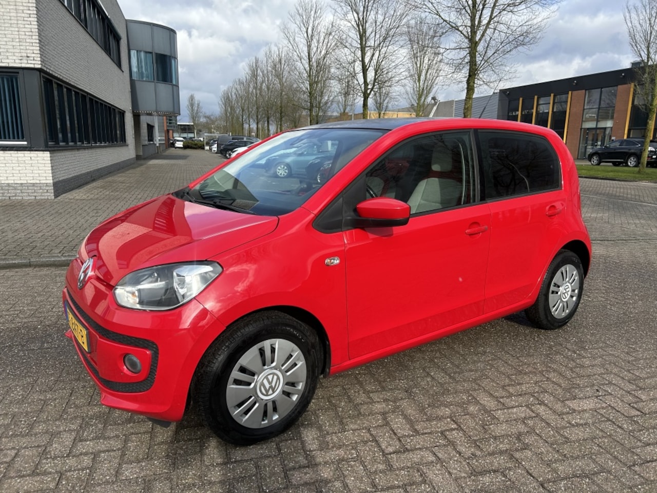 Volkswagen Up! - 1.0 high up! BlueM. 75PK NAVI PDC CRUISE STOELVW. - AutoWereld.nl