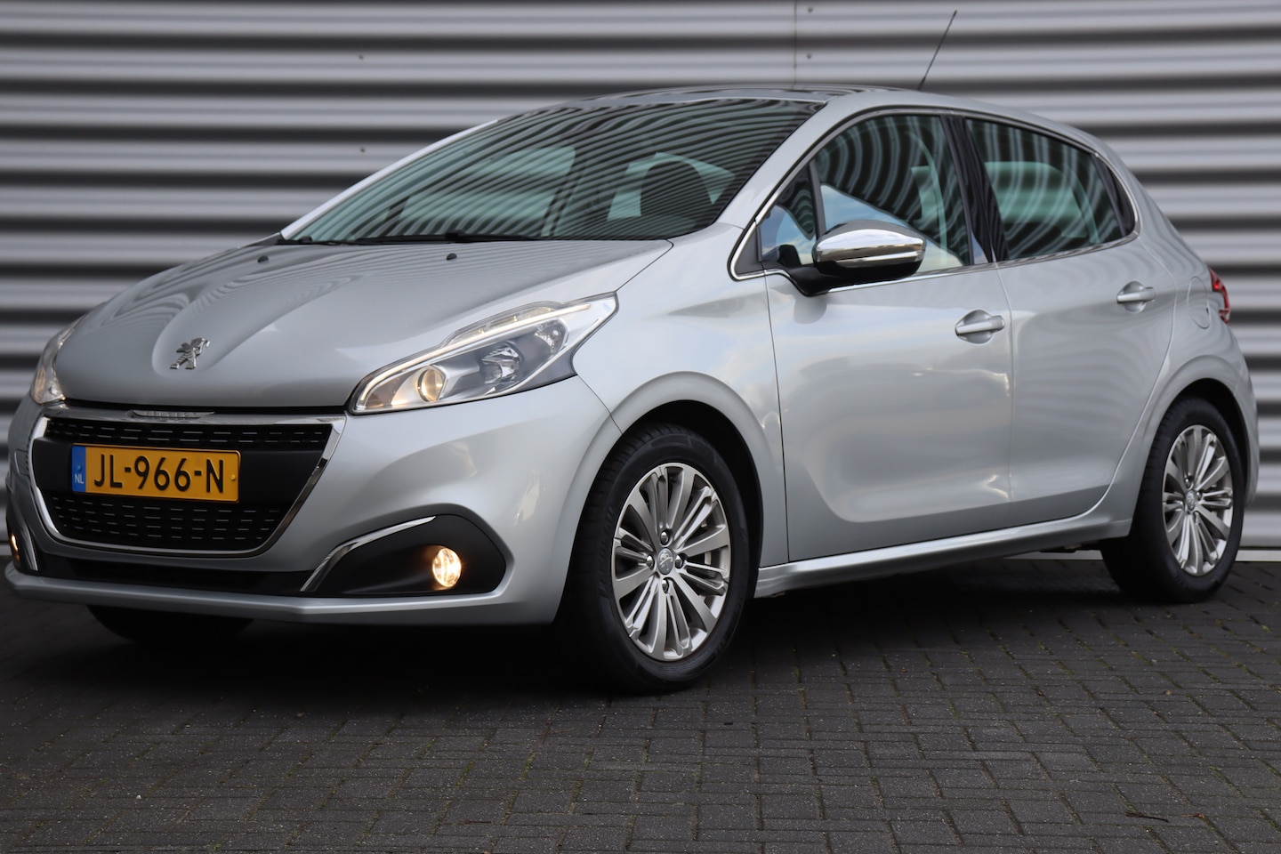 Peugeot 208 - 1.2 PURETECH 110PK ALLURE / NAVI / CLIMA / LED / PDC / 16" LMV / PANO. DAK / TREKHAAK / BL - AutoWereld.nl