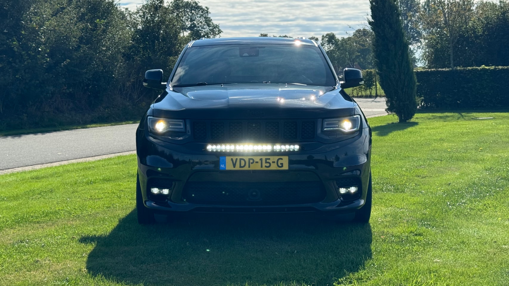 Jeep Grand Cherokee - 6.4 V8 SRT8 Grijs kenteken PANO dak MARGE (eventueel geel te maken alles aanwezig achterbank en ruit) - AutoWereld.nl