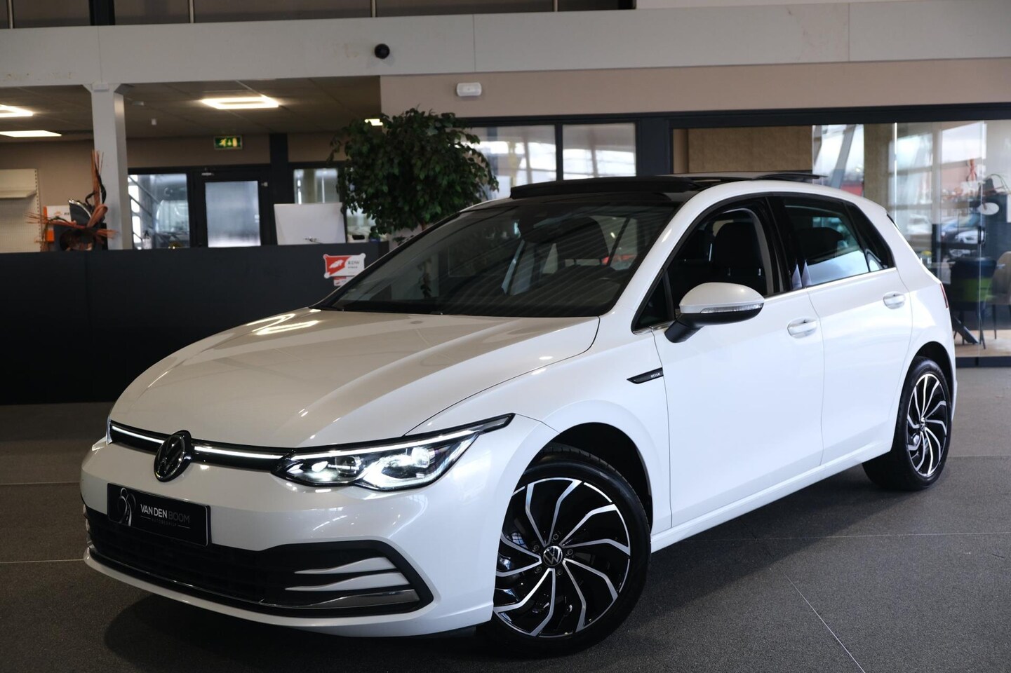 Volkswagen Golf - 1.5 TSI Life Pano IQ Led Acc Navi Pdc Climate - AutoWereld.nl