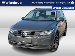 Volkswagen Tiguan - 1.4 TSI eHybrid 245PK Life / Digitale Cockpit / Zwenkbare Trekhaak / Stuur + Stoelverwarmi