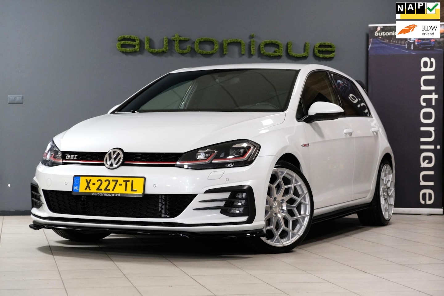 Volkswagen Golf - 2.0 TSI GTI *Blokjesinterieur|SCHAKEL* ruim 300pk!! 19" Veemann Velgen - AutoWereld.nl