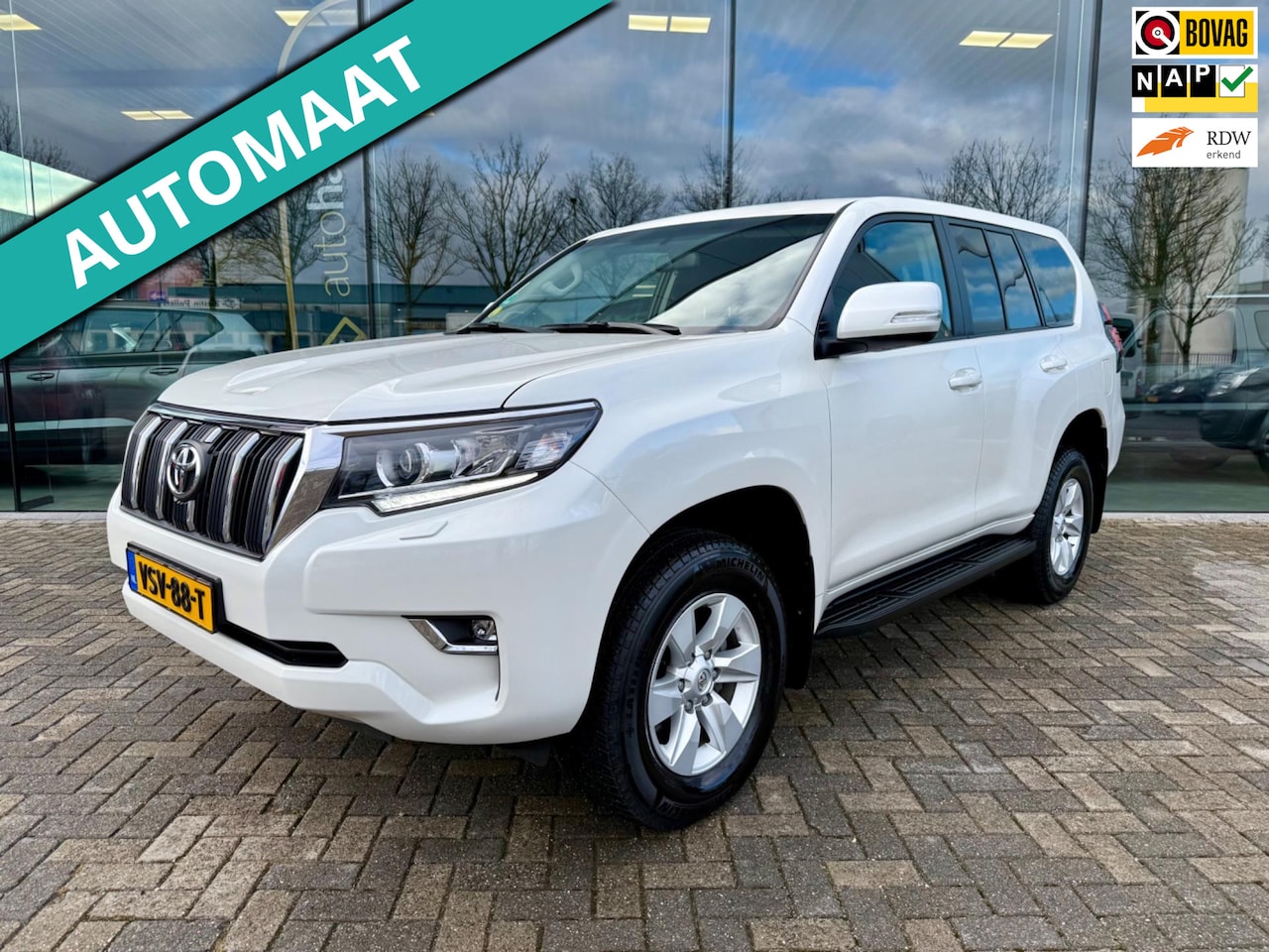 Toyota Land Cruiser Challenger - 2.8 D-4D-F Window Van, 3500 kg, Apple CarPlay, Trekhaak - AutoWereld.nl
