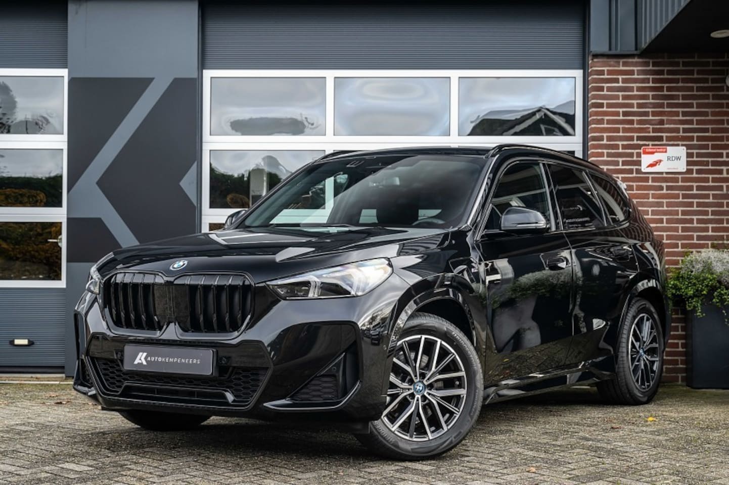 BMW X1 - xDrive25e M Sport | Shadow | Driving Ass. Plus | Camera | Adapt. Led | Stoelverwarming | 1 - AutoWereld.nl