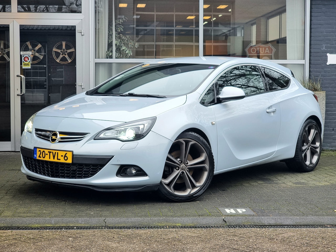 Opel Astra GTC - 1.4 Turbo Sport 20INCH / LEDER / STOELVERWARING / NAVI - AutoWereld.nl