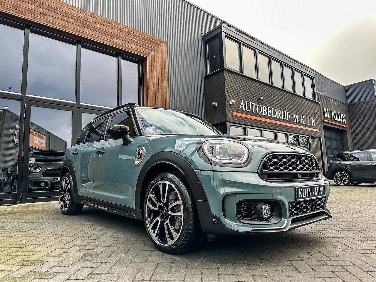 MINI Countryman - Mini 2.0 Cooper S E ALL4 John Cooper Works/Sage Green/Camera/Headup/19''inch - AutoWereld.nl