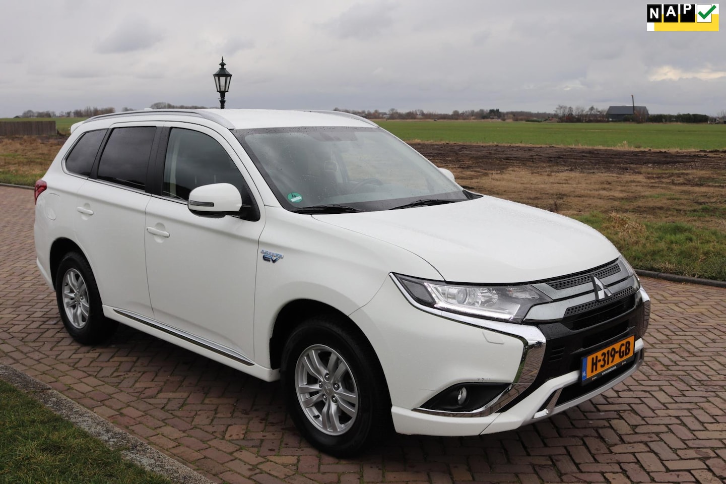 Mitsubishi Outlander - 2.4 PHEV Pure AUT CAMERA 2020 - AutoWereld.nl