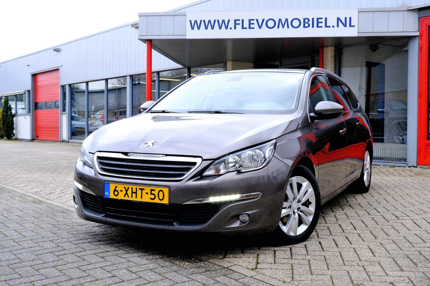 Peugeot 308 SW - 1.6 120pk BlueHDI Executive Pano|Navi|Clima|PDC - AutoWereld.nl