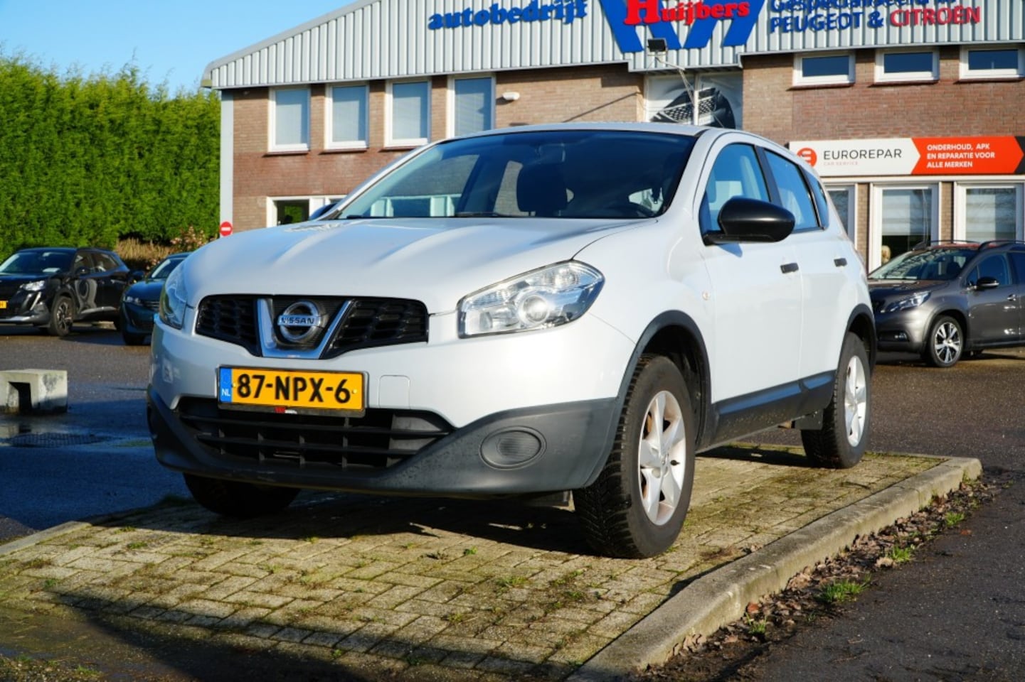 Nissan Qashqai - VISIA 1.6-114PK MPV - AIRCO - TREKHAAK - BLUETOOTH - ALLSEASONBA - AutoWereld.nl