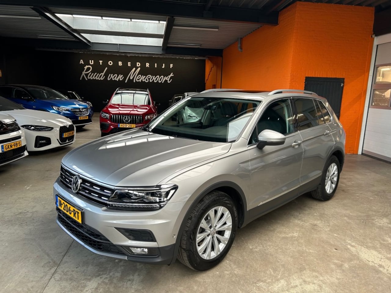 Volkswagen Tiguan - 1.5 TSI Comfortline Advance / Pano / Cruise / Org. Trekhaak - AutoWereld.nl