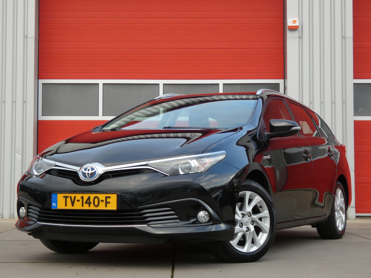 Toyota Auris Touring Sports - 1.8 Hybrid Active/ lage km/ zeer mooi! - AutoWereld.nl