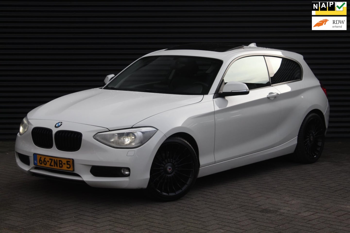 BMW 1-serie - 116i Business+ | Schuifdak | Xenon | Navi | Leer | - AutoWereld.nl