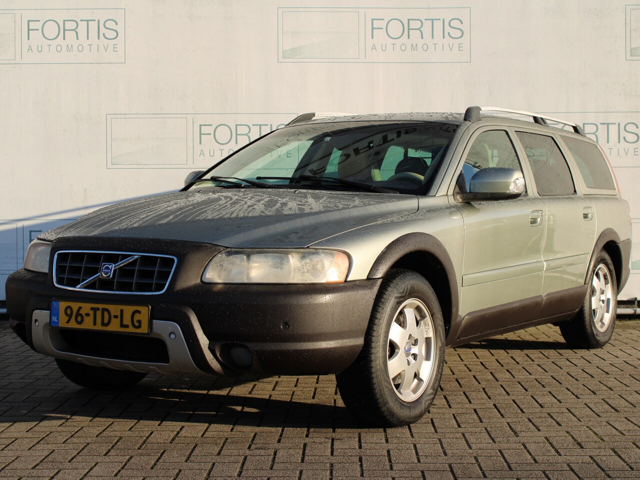 Volvo XC70 - 2.5 T Kinetic NL AUTO | EXTRA SET VELGEN | TREKHAAK | LEDER | STOELVERW | - AutoWereld.nl