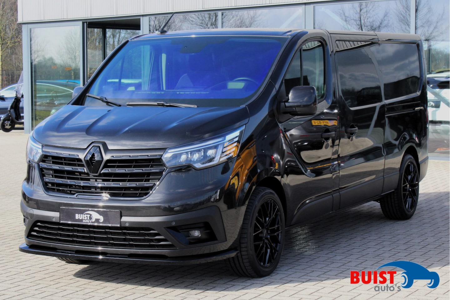 Renault Trafic - 2.0 dCi 150pk L2H1 AUTOMAAT Dubbel Cabine Black Edition 2x SCHUIFDEUR 19" LED - AutoWereld.nl