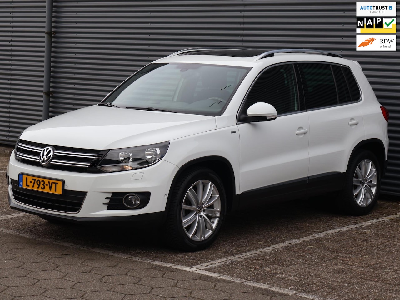 Volkswagen Tiguan - 1.4 TSI Sport&Style|Carplay|Cruise|Climate|Pano|Autopark - AutoWereld.nl