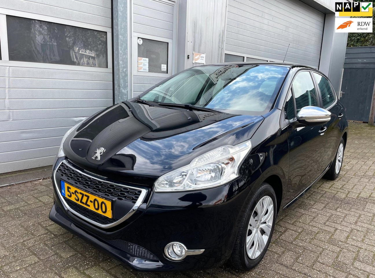 Peugeot 208 - 1.2 VTi Envy 5DR 2014-Navi-Clima-Cruise-New APK - AutoWereld.nl