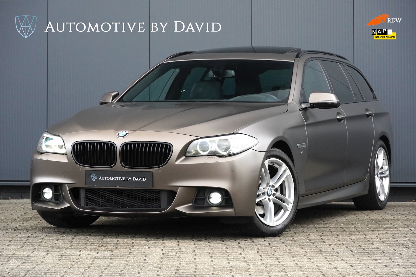 BMW 5-serie Touring - 520i 184 pk M SPORT EDITION AUTOMAAT / BMW INDIVIDUAL FROZEN BRONZE / PANORAMADAK / LEDER - AutoWereld.nl