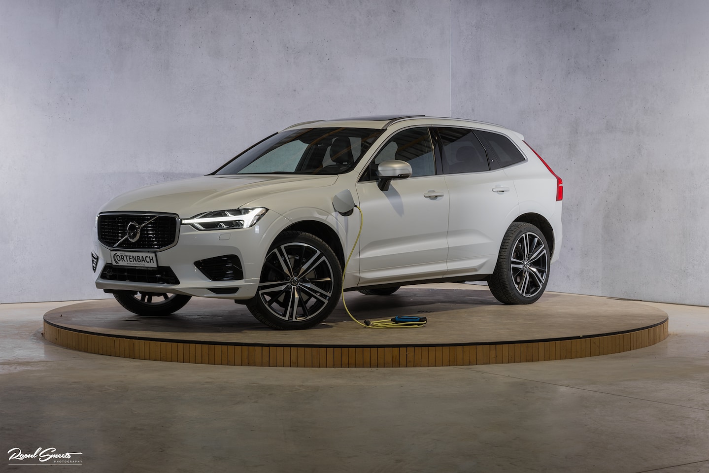 Volvo XC60 - 2.0 T8 Twin Engine AWD R-Design | Apple carplay | Trekhaak | Panorama | Adaptieve cruise | - AutoWereld.nl