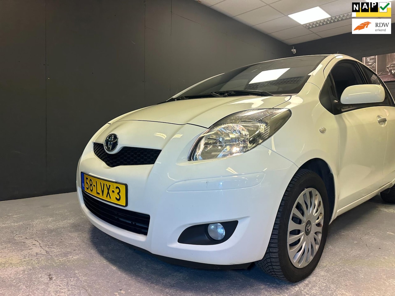 Toyota Yaris - 1.3 VVTi Aspiration Automaat Navigatie Cruisecontrol NAP. - AutoWereld.nl