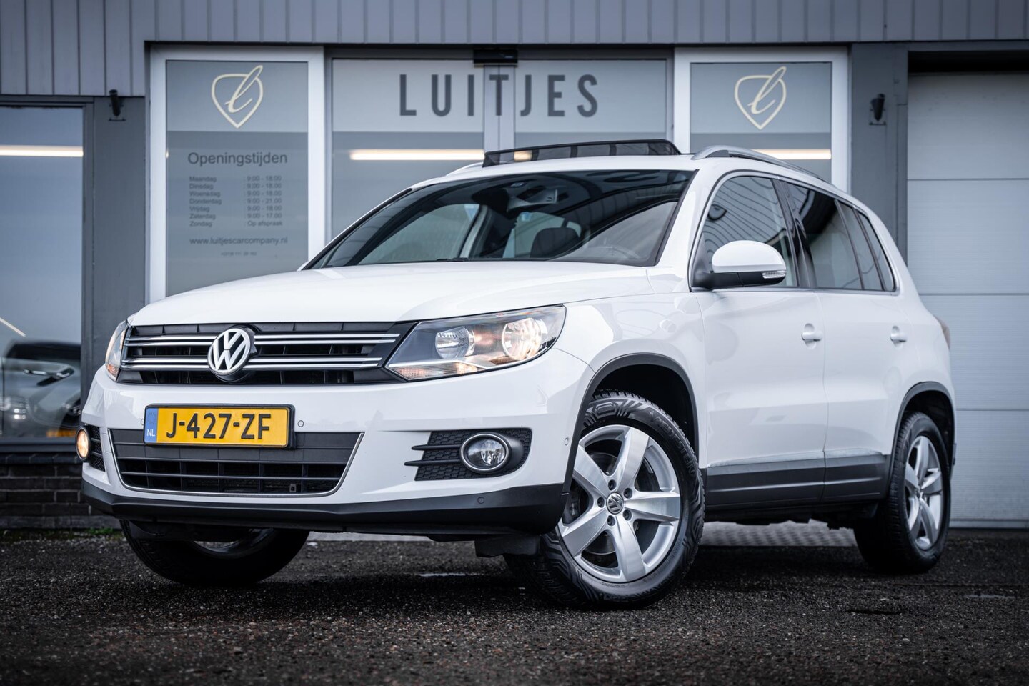 Volkswagen Tiguan - 1.4 TSI Comfort&Design I Pano-dak I Trekhaak I Alcantara I 17'' I Cruise-controle - AutoWereld.nl