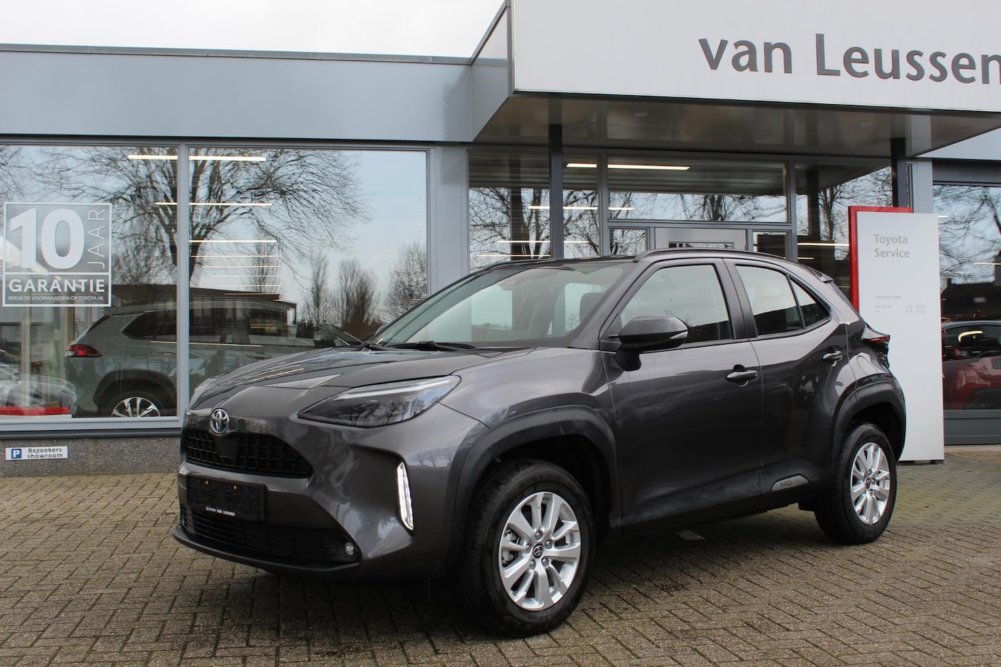 Toyota Yaris Cross - 1.5 HYBRID EL-ACHTERKLEP HEAD-UP STOEL-STUUR & RUITENWISSER VERW. KEYLESS - AutoWereld.nl