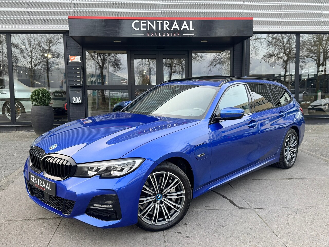 BMW 3-serie Touring - 330e xDrive High Exe M-Sport Pano|Camera|ACC|292PK|Leder|Carplay|Ambientlight - AutoWereld.nl