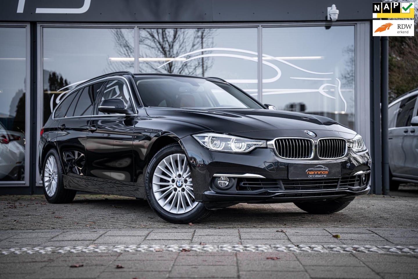 BMW 3-serie Touring - 318i Edition Luxury Line Purity Executive|Leder|Aut|Cruise|Leder|Bagagenet|Ambiance|Elec a - AutoWereld.nl