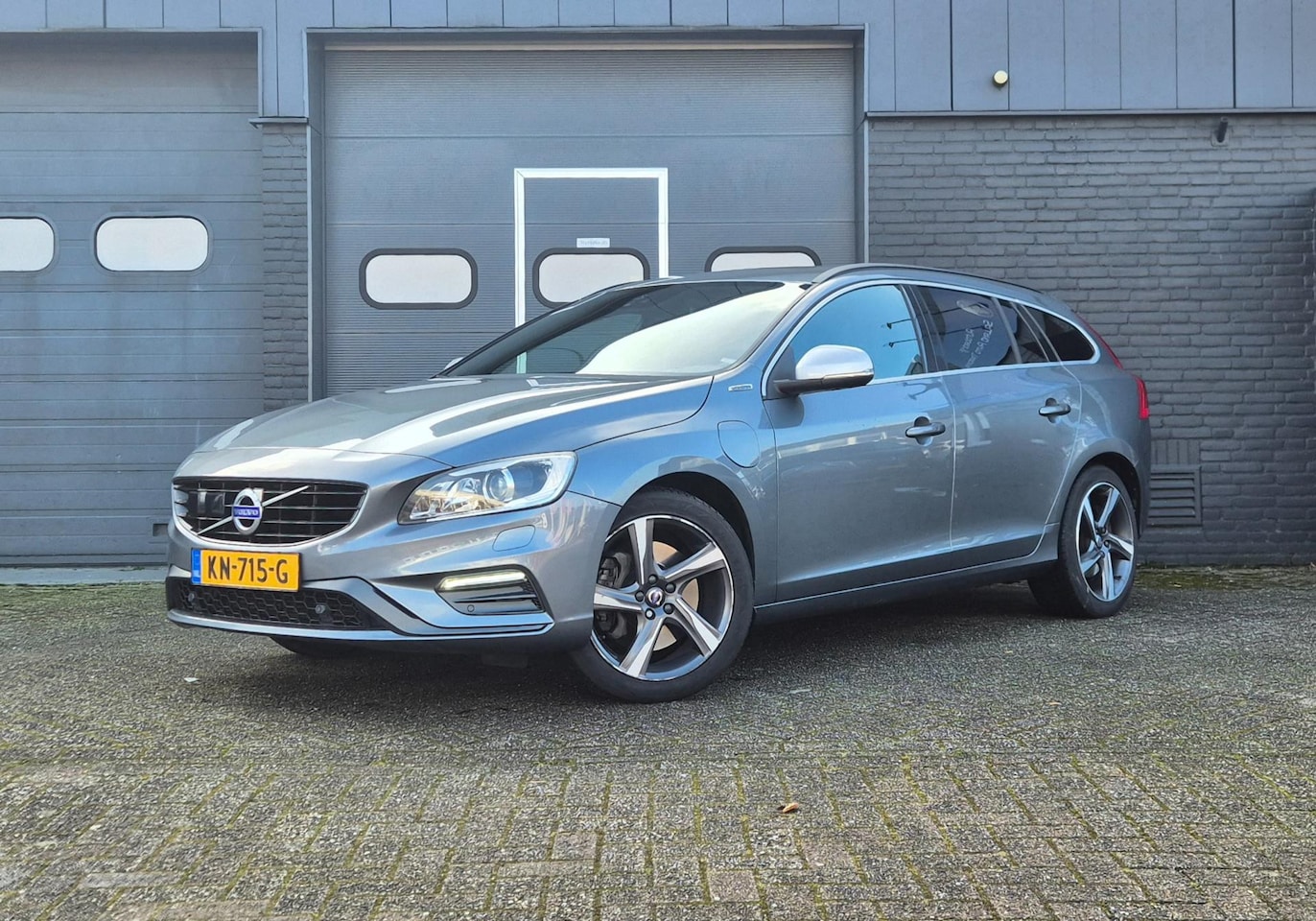 Volvo V60 - 2.4 D6 Twin Engine R-Design |ACC|Navi|Schuifdak|Leder| - AutoWereld.nl