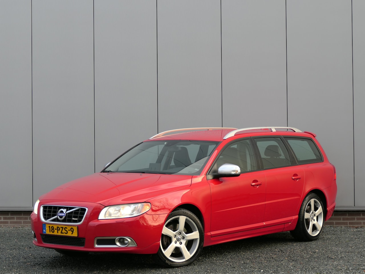 Volvo V70 - 2.0T R-Edition Leer / Navi / Trekhaak / Volvo-dealer onderhouden - AutoWereld.nl