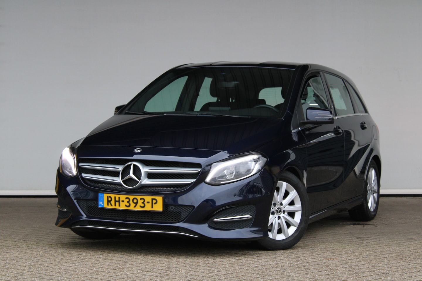 Mercedes-Benz B-klasse - 180 Business Solution | LED koplampen | achteruitrijcamera | navigatiesysteem full map - AutoWereld.nl