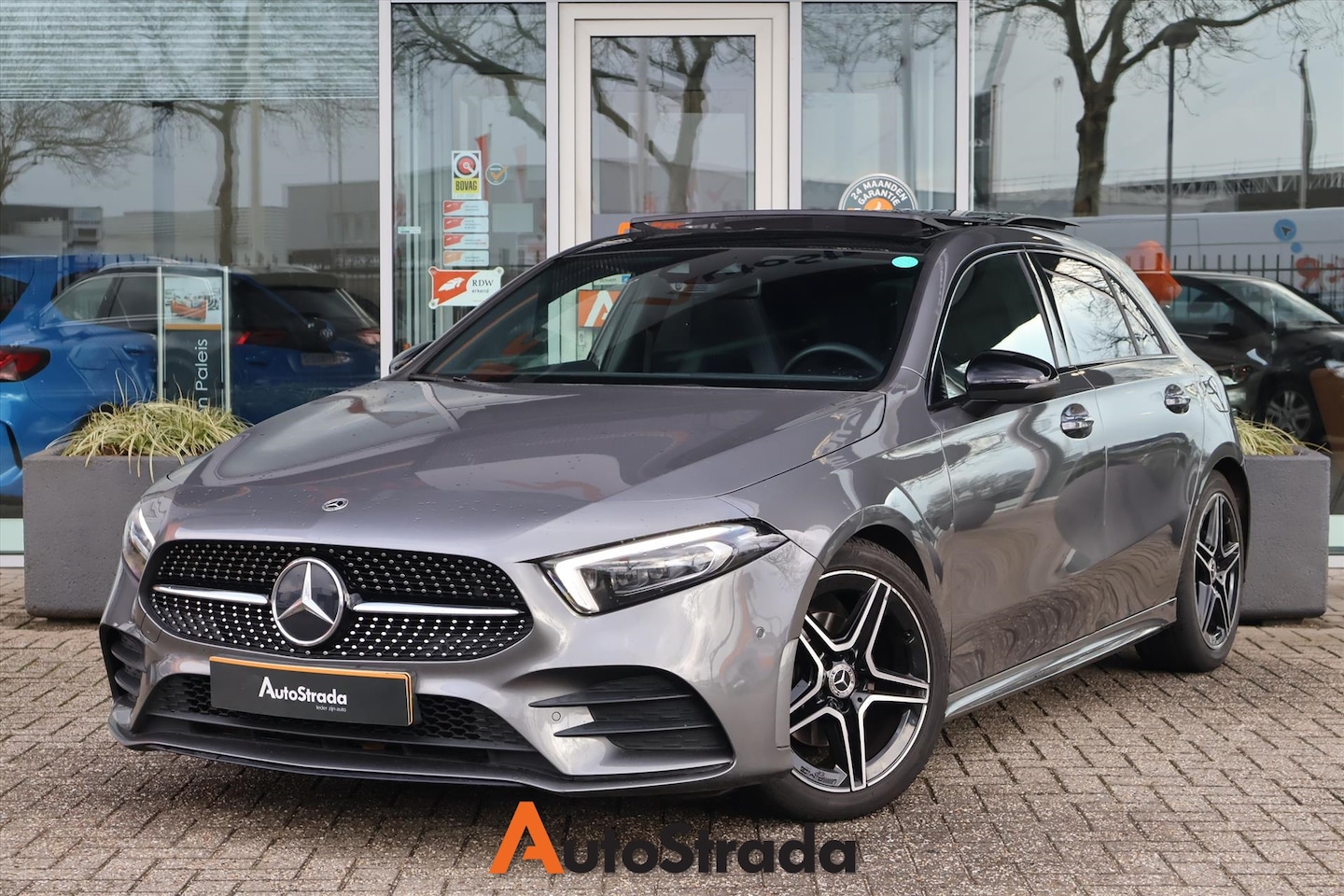 Mercedes-Benz A-klasse - A 180 AMG-Line 136pk 7G-DCT | Pano | Memory | Sfeer | Navi | Virtual | Keyless | Camera - AutoWereld.nl