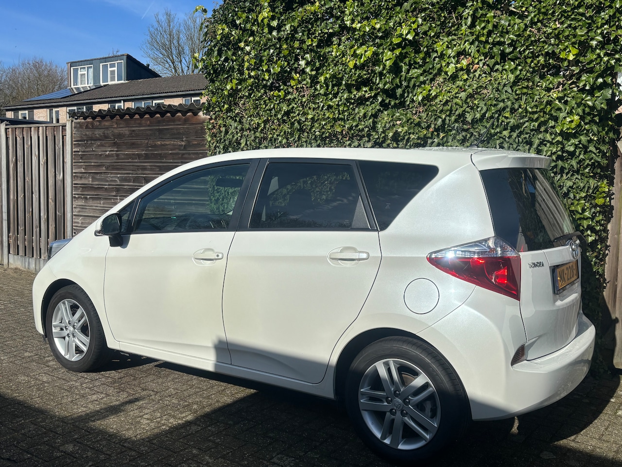 Toyota Verso S - 1.3 VVT-i Dynamic Pearl lak - AutoWereld.nl