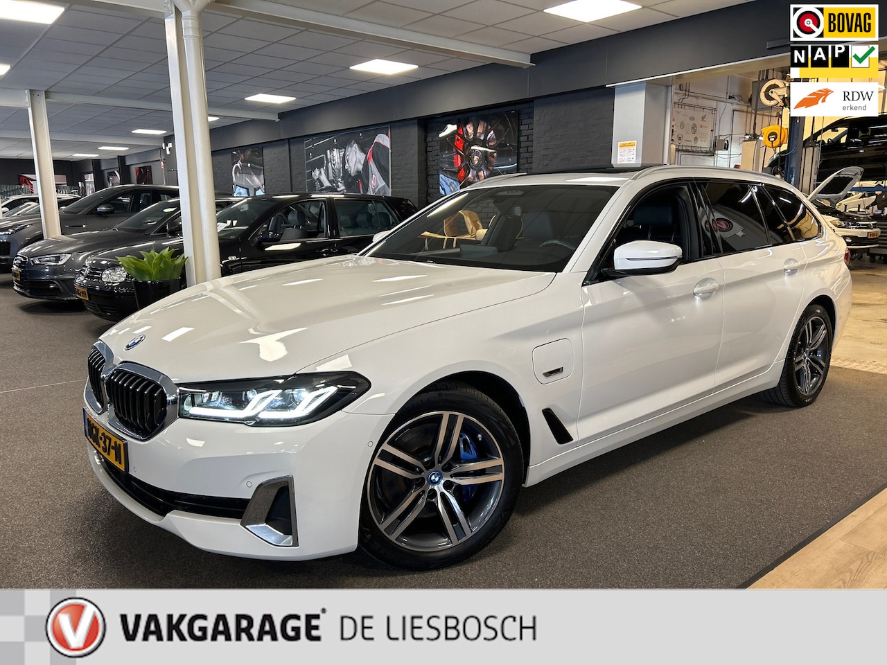 BMW 5-serie Touring - 530e xDrive High Executive 530e xDrive High Executive,pano,leer,navi,camera,trekhaak,harman kardon - AutoWereld.nl