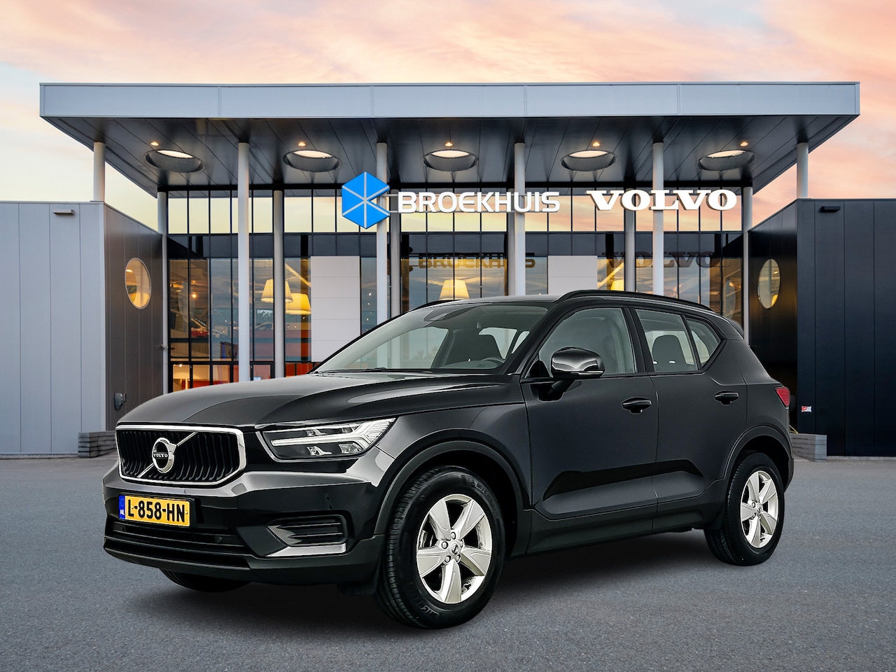 Volvo XC40 - T2 Momentum Core | 17" | Navigatie | High Performance Sound | Apple Carplay | Elektr. inkl - AutoWereld.nl