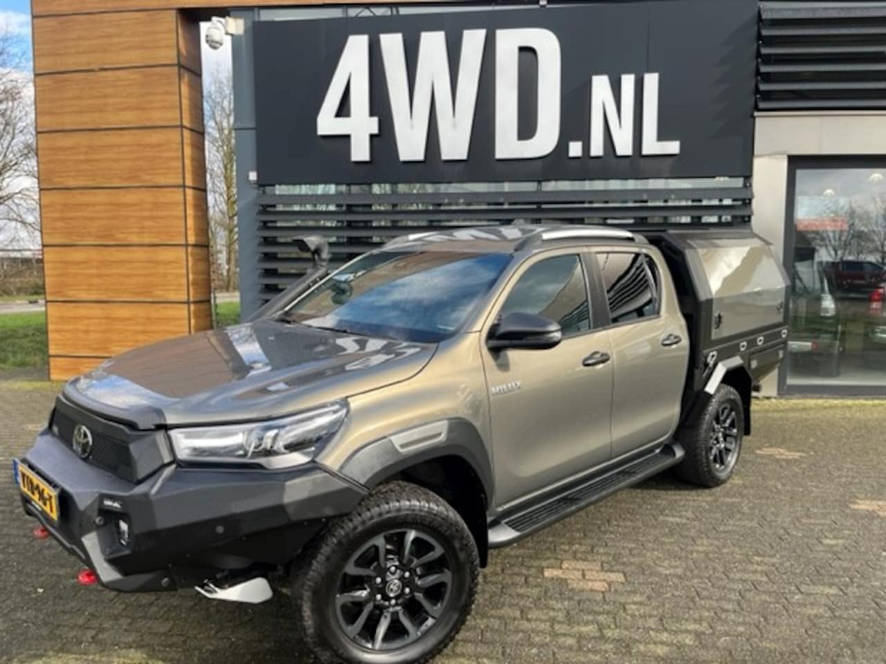 Toyota HiLux - 2.8 D-4D AUT EURO 6 SPECIAL MULTI CARGO 5 PERS VAN DAKAR LOOK EDITION € 63.495 excl Super - AutoWereld.nl