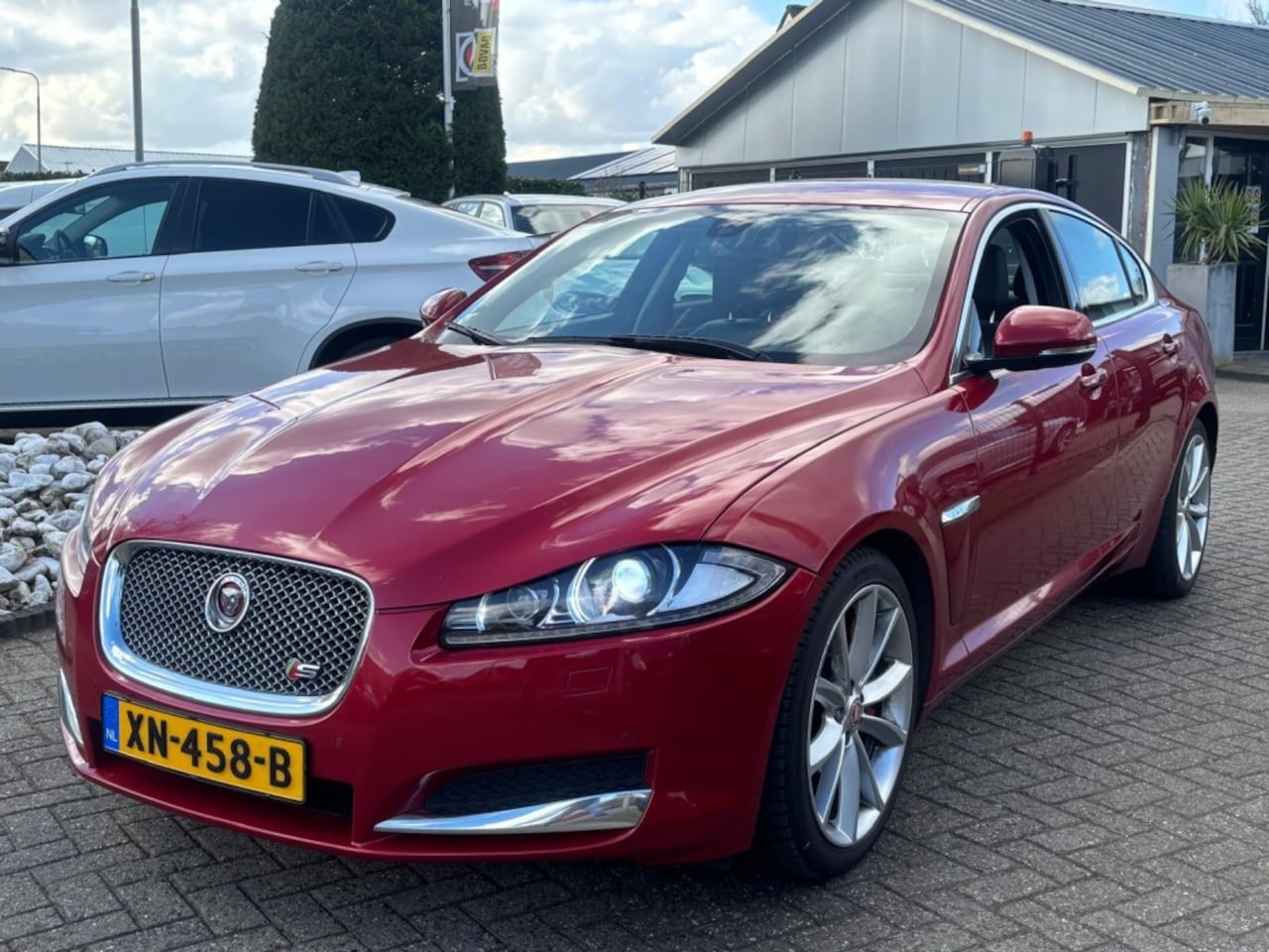 Jaguar XF - 3.0D S 275PK 2015 Rood Sedan Trekhaak - AutoWereld.nl