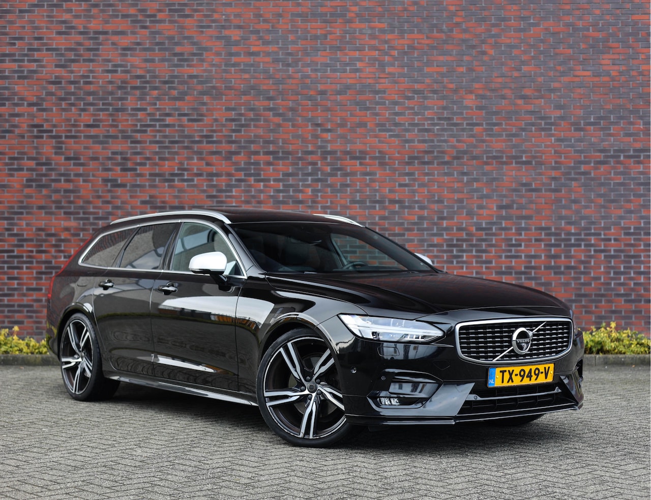 Volvo V90 - T5 R-Design *Pano*Trekhaak*Bow&Wil* - AutoWereld.nl