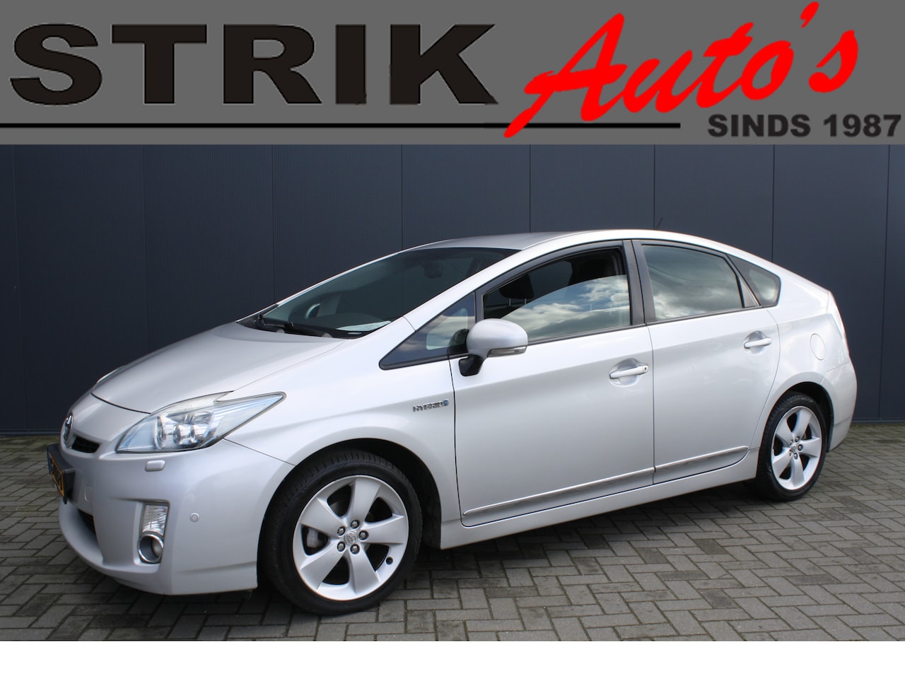 Toyota Prius - 1.8 Dynamic - NAVIGATIE - CAMERA - LEDER - TREKHAAK - AutoWereld.nl