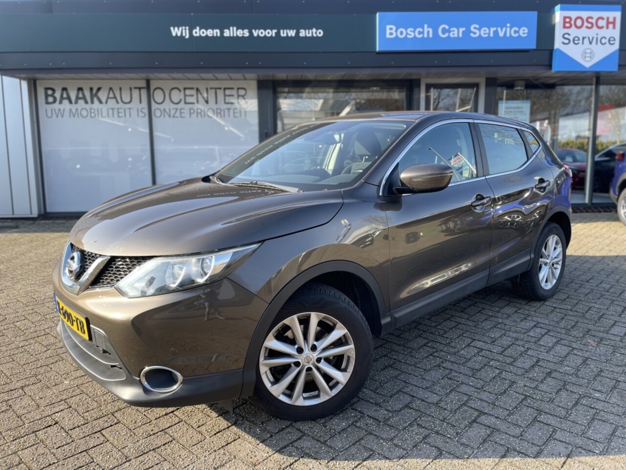 Nissan Qashqai - 1.2 Acenta | Stoelverw. | Navi | Camera | Trekhaak - AutoWereld.nl