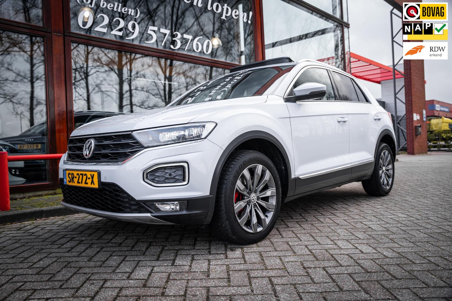 Volkswagen T-Roc - 1.5 TSI Sport | Cruise control | Parkeerhulp | Car-play| Panorama dak | Navigatie | Trekha - AutoWereld.nl