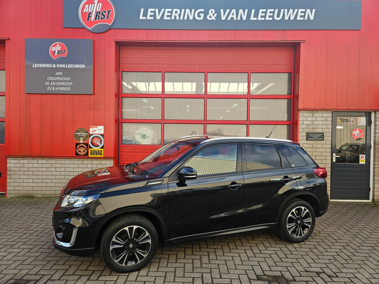 Suzuki Vitara - 1.4 Boosterjet Stijl Navigatie/ Parkeersensoren V+A/ Trekhaak/ Rijklaarprijs! - AutoWereld.nl