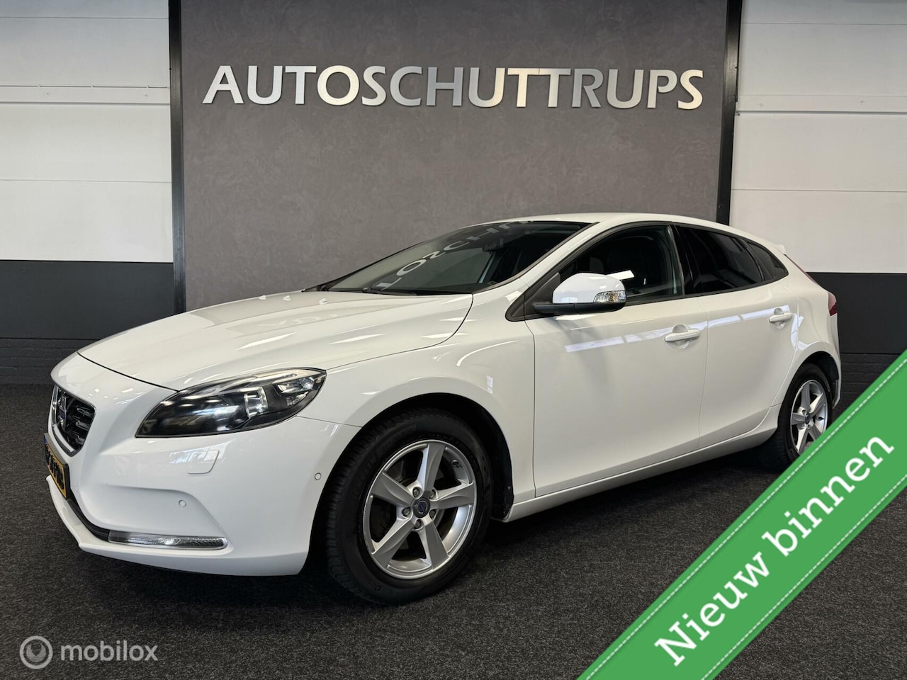 Volvo V40 - 1.6 T4 Momentum AUTOMAAT / NAVI / CAMERA / LMV - AutoWereld.nl