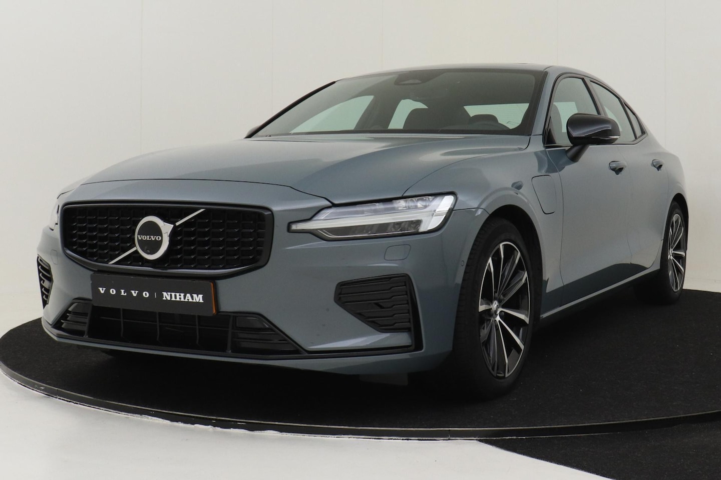 Volvo S60 - RECHARGE T6 AWD ULTIMATE DARK -PANO.DAK|B&W-AUDIO|360°CAM|TREKHAAK|HEAD UP DISP. - AutoWereld.nl