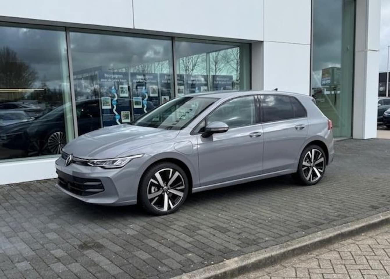 Volkswagen Golf - Life Edition 1.5 eHybrid 150 kW / 204 pk Hatchback | 18" Velgen | Camera | Cruise Control - AutoWereld.nl